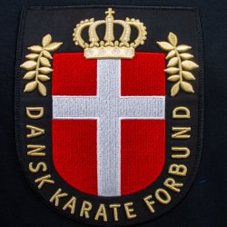 Httetrje m/DKarF's logo i 3D p bryst - sort