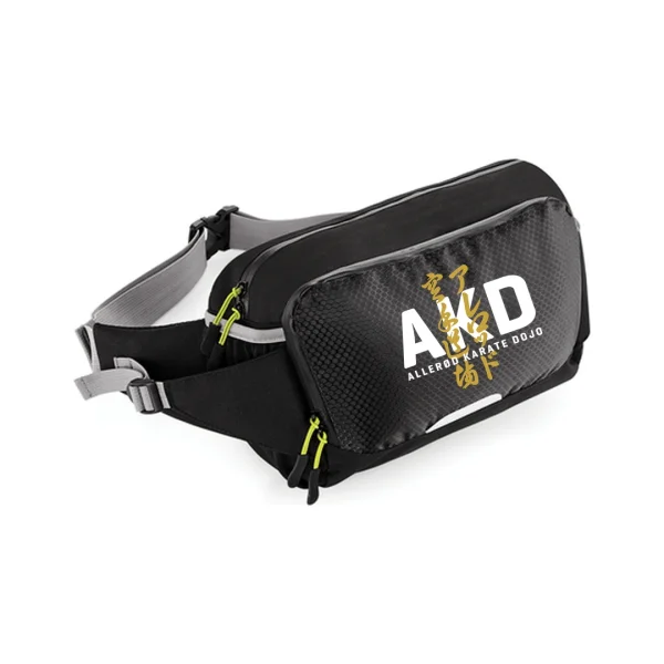 AKD mavetaske i sort med AKD-logoet i hvidt og guld p� forsiden