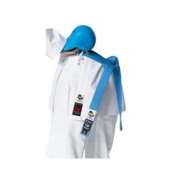 Close-up af WKF-m�rke og Tokaido-label p� jakken med bl�t b�lte