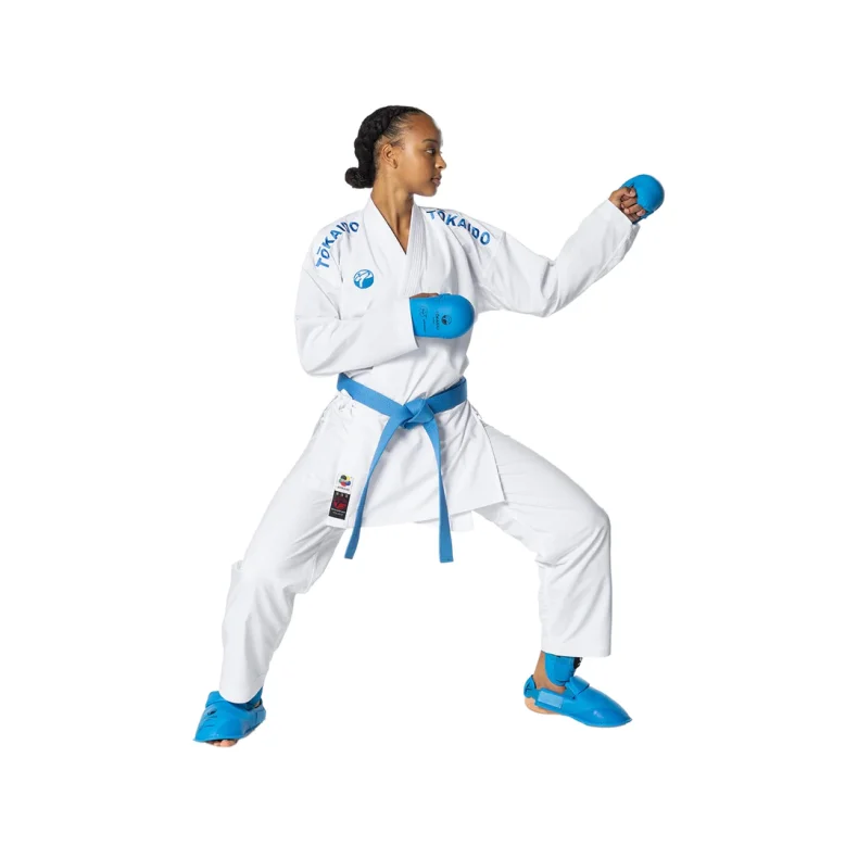 Pige i Kumite Master junior gi i kampstilling med tegning af s�ttets to jakker og bukser