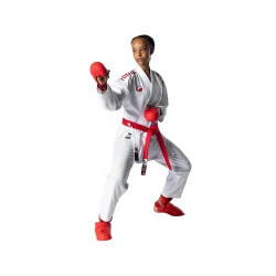 Kampstilling i Kumite Master junior gi med r�de handsker